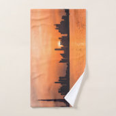 海辺の町の夕日 – 水色 ハンドタオル (ハンドタオル)