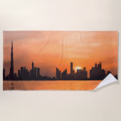 海辺の町の夕日 – 水色 ビーチタオル (正面)