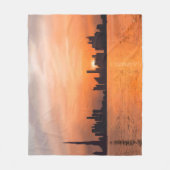 海辺の町の夕日 – 水色 フリースブランケット (正面)
