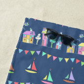 海辺の町の帆船とバンティングパターン ビーチタオル (インサイチュ)