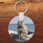 海辺の風に吹かれたかわいい猫の写真 キーホルダー (正面)