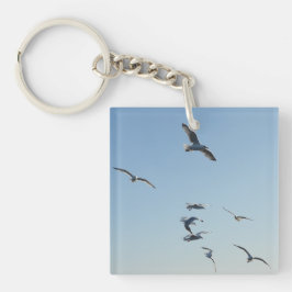 海辺の鳥 カモメが海の波の上を飛ぶ  キーホルダー