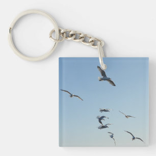 海辺の鳥 カモメが海の波の上を飛ぶ  キーホルダー