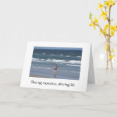 海辺を歩くカップルのカード カード (黄色い花)