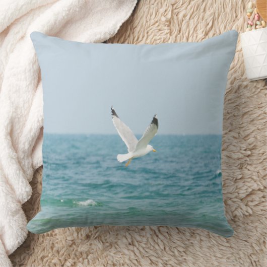 海飛んでいる上のカモメ クッション (ブランケット)