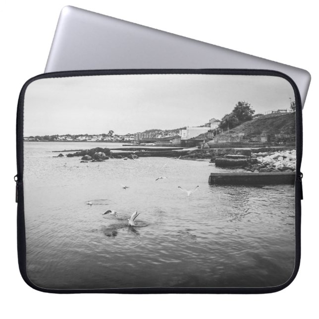 海飛んでいる上のカモメ ラップトップスリーブ (正面)