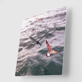 海飛んでいる波を越えた貝 スクエア壁時計 (傾斜)