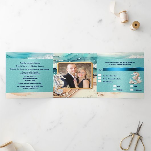 海馬の砂のビーチ海波の水色 三つ折り招待状 (内部)