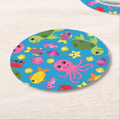 海魚の誕生日パーティーの下で ラウンドペーパーコースター (アングル)