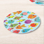 海魚の誕生日パーティーの下で ラウンドペーパーコースター (アングル)