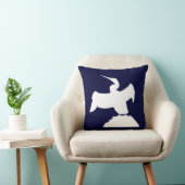 海鳥。青い枕の上に白 クッション (椅子)