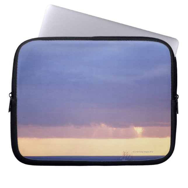 海4 ラップトップスリーブ (正面)