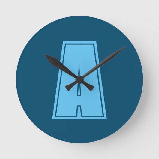 海&スカイブルーイニシャルモノグラムカリグラフィシック ラウンド壁時計 (正面)