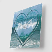 海、ビーチ結婚ライフのカップルイニシャルと日付 スクエア壁時計 (傾斜)