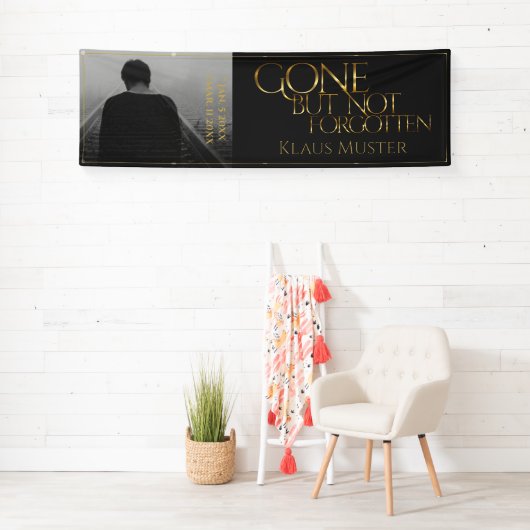 消えていたが忘れない – 暗い金ゴールド 横断幕 (インサイチュ)