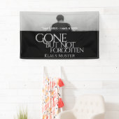 消えてない忘れ – 暗色 横断幕 (インサイチュ)