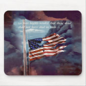 消えゆく誇り 忘れられない煙と引き裂かれた国旗 マウスパッド (正面)