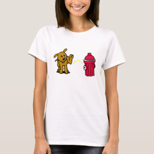 消火栓で小便をしている犬 Tシャツ