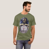 消防ヘルメットをかぶったグレー矮小戦闘機 Tシャツ (正面フル)