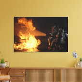 消防士が模擬電池を消す キャンバスプリント (インサイチュ (リビング))