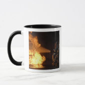 消防士が模擬電池を消す マグカップ (左)