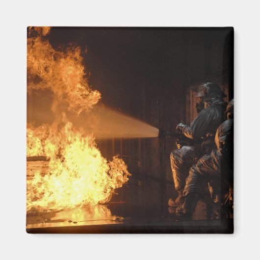 消防士が模擬電池を消す マグネット (正面)