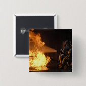 消防士が模擬電池を消す 缶バッジ (正面&裏面)