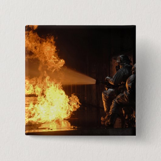 消防士が模擬電池を消す 缶バッジ (正面)