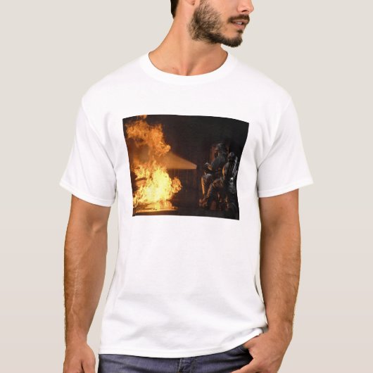 消防士が模擬電池を消す Tシャツ (正面)
