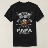 消防士であることは名誉であるPAPAは宣伝である Tシャツ (デザイン正面)