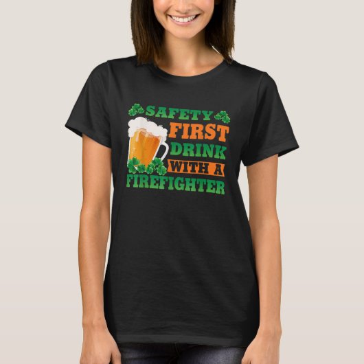 消防士との安全第一の飲み物St patricks Tシャツ (正面)