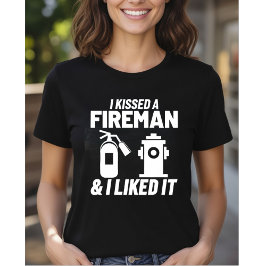 消防士にキスして気に入った - 女性消防士 Tシャツ