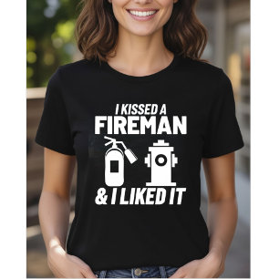 消防士にキスして気に入った - 女性消防士 Tシャツ