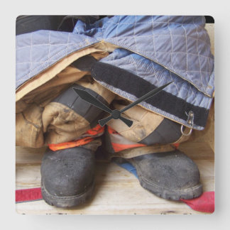 消防士のスーツとブーツの壁時計 スクエア壁時計