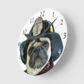 消防士のパグ犬の円形の時計 ラウンド壁時計 (傾斜)
