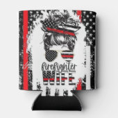 消防士の妻のクーラーボックス – 愛国心と耐久性 缶クーラー (裏面)