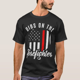 消防士の妻ガールフレンド薄い赤の上のDibs Tシャツ