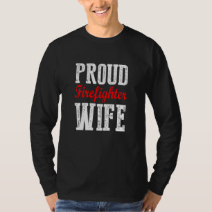 消防士の妻誇りを持った熱い消防士の英雄の妻 Tシャツ