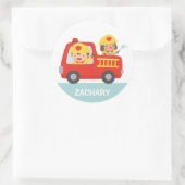 消防士の少年と子犬と赤い消防車 ラウンドシール (バッグ)