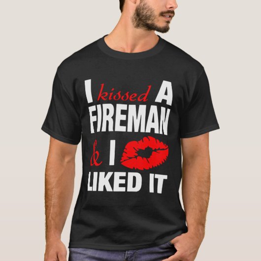 消防士の彼女おもしろいにキスした Tシャツ (正面)