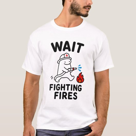 消防士の待機中はおもしろ可愛いギフト Tシャツ (正面)