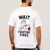 消防士の待機中はおもしろ可愛いギフト Tシャツ (裏面)