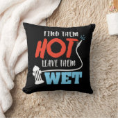 消防士の救助者の人間の救助者は火を炎にあてます クッション (ブランケット)