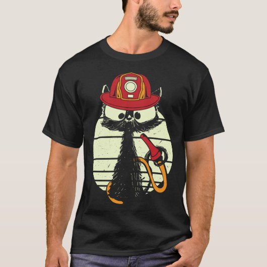 消防士の服を着た消防士猫 Tシャツ (正面)