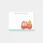 消防士の男の子および子犬が付いている赤い普通消防車 ポストイット (正面)