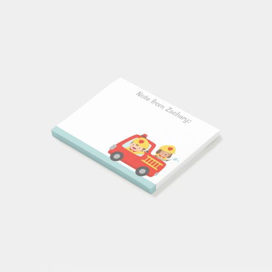 消防士の男の子および子犬が付いている赤い普通消防車 ポストイット (アングル)