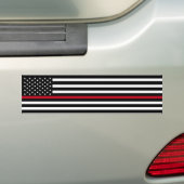 消防士の薄い赤線米国旗 バンパーステッカー (車上)