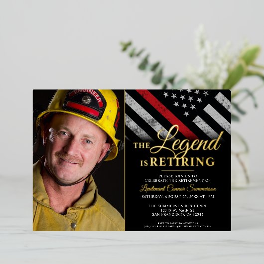 消防士の退職レッドライン旗ファイアマンの写真 箔招待状 (立ち正面)