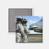 消防士はドリル中に消防用ホースを配備する マグネット (正面/裏面)