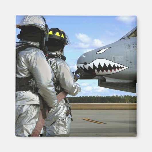 消防士はドリル中に消防用ホースを配備する マグネット (正面)